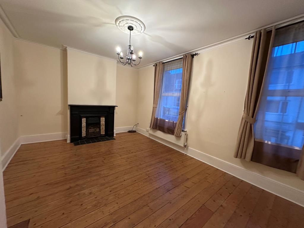Lot: 77 - SHOP AND STUDIO FOR INVESTMENT WITH VACANT MAISONETTE - Maisonette - Living Space